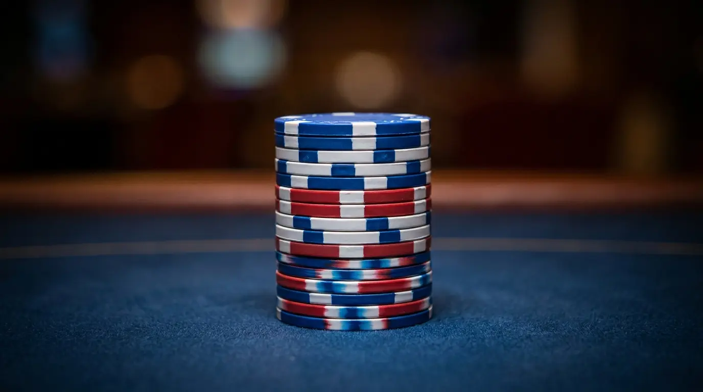 Jetons de casino aux couleurs françaises sur table de jeu