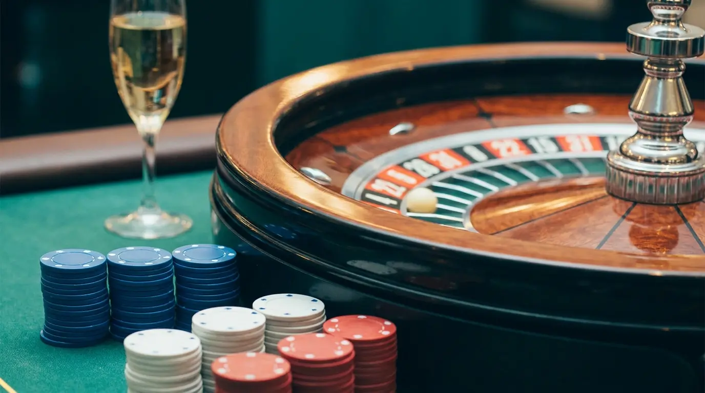 Roulette en rotation avec jetons de casino aux couleurs françaises