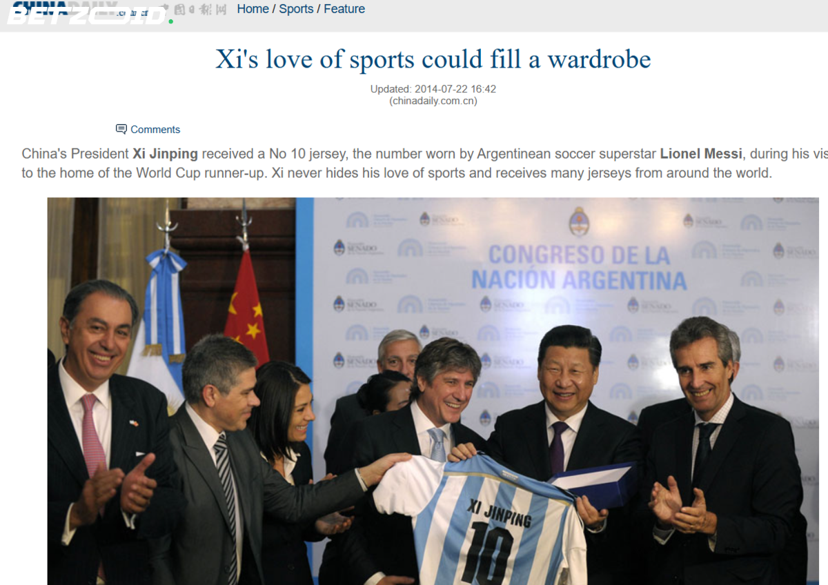 Xi Jinping reçoit en cadeau les ballons du match Manchester United contre Arsenal