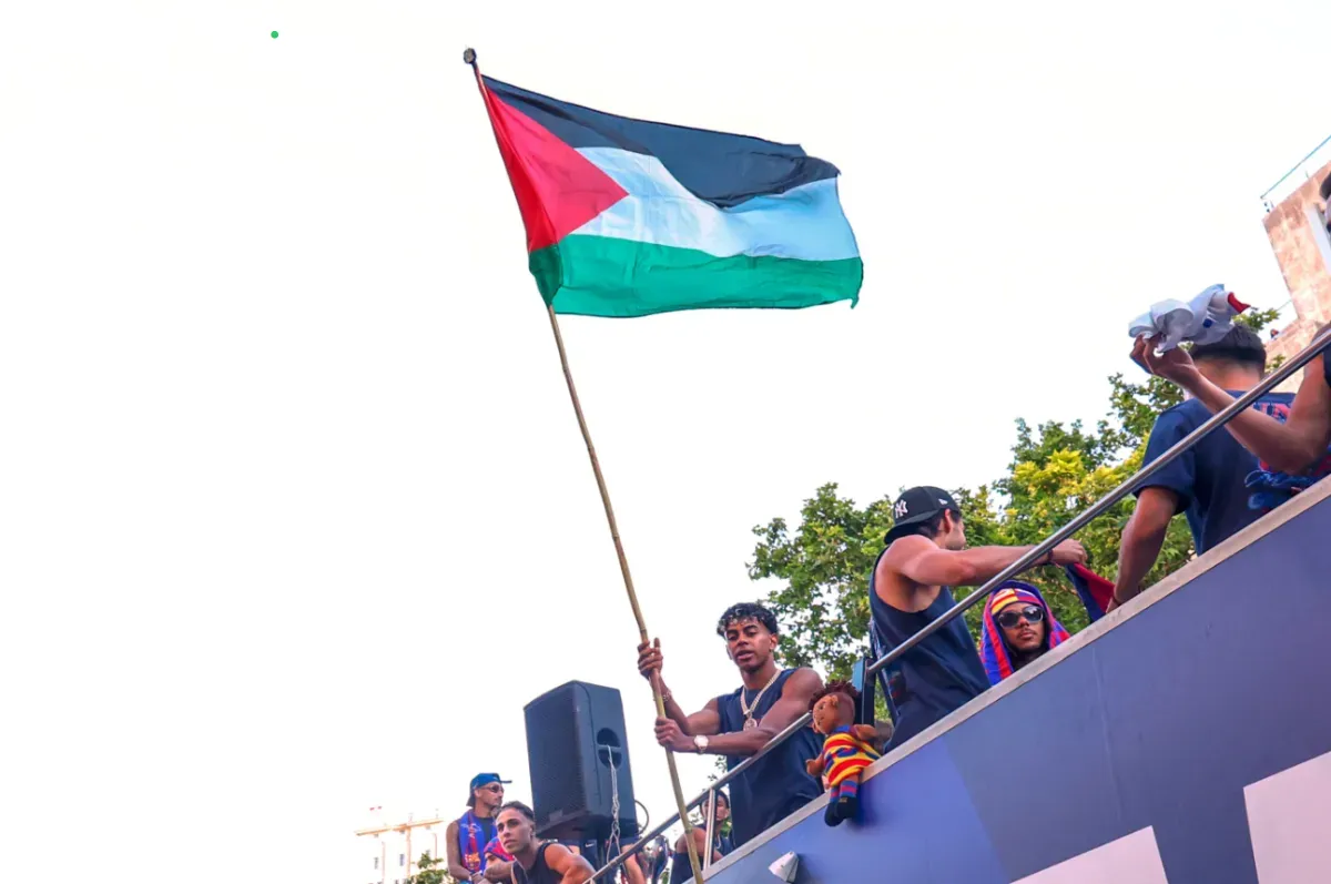 Lamine Yamal brandit le drapeau palestinien lors du défilé du titre de Barcelone